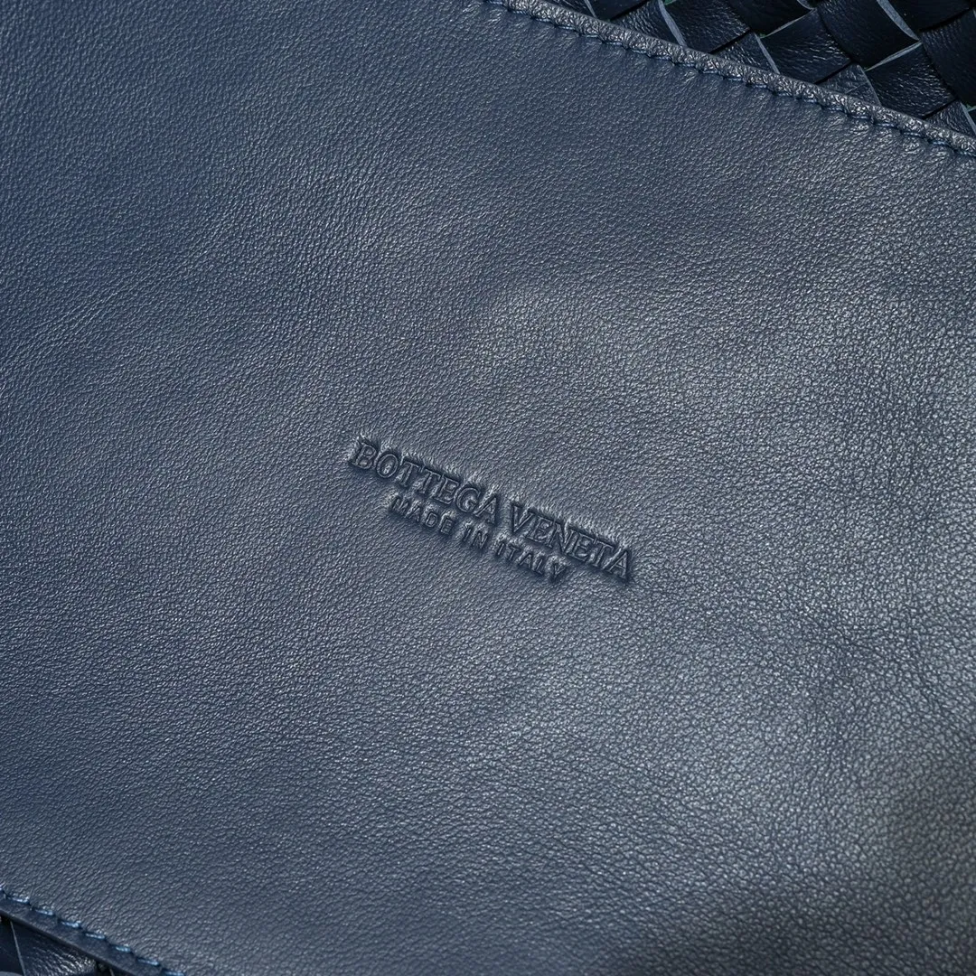 Batch 2060 Ready in stock BV’s iconic bag “CABAT” returns (medium size 32) One of the most popular bag series “CABAT” is now reappearing in a new style with special elements added. • Seamless double-sided woven unlined structure, soft texture, foldable, and can maintain its shape without deformation when empty. Size: 48*15*25cm, bottom 32, model: 5212#